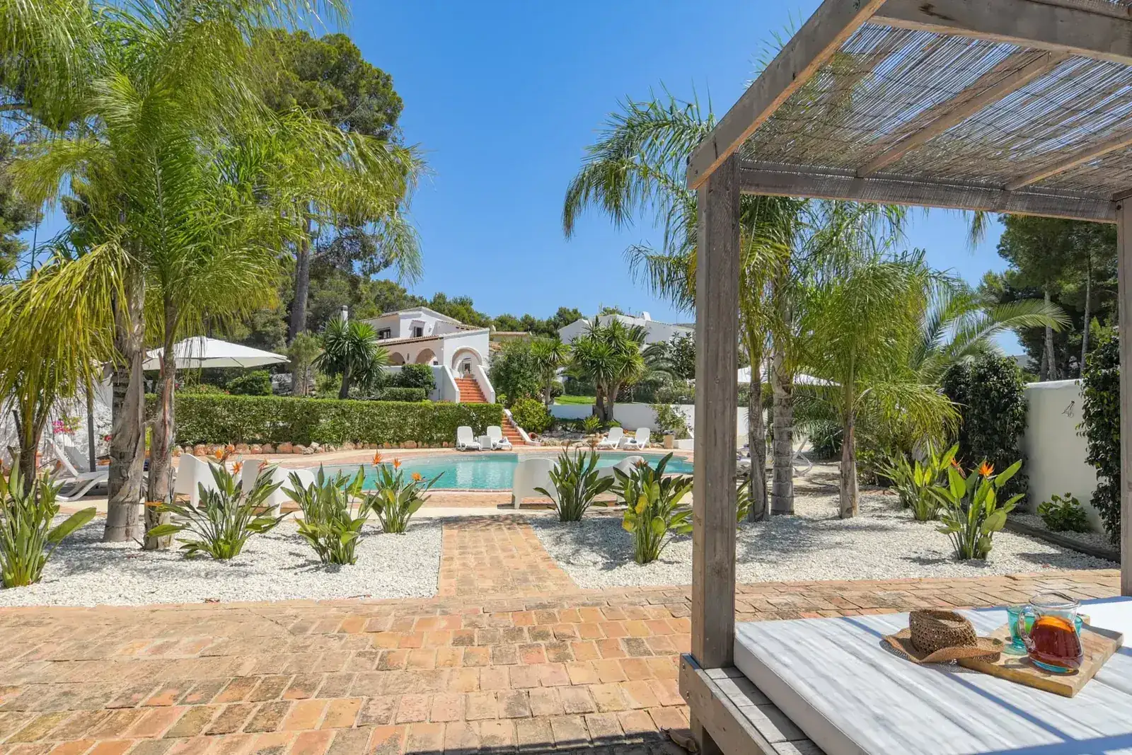 Mediterrane tuin met zwembad en palmbomen in Moraira