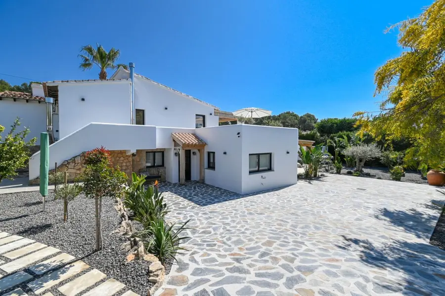 Casa Limera de Moraira, gerenoveerde villa met nieuwe tuin en zwembad